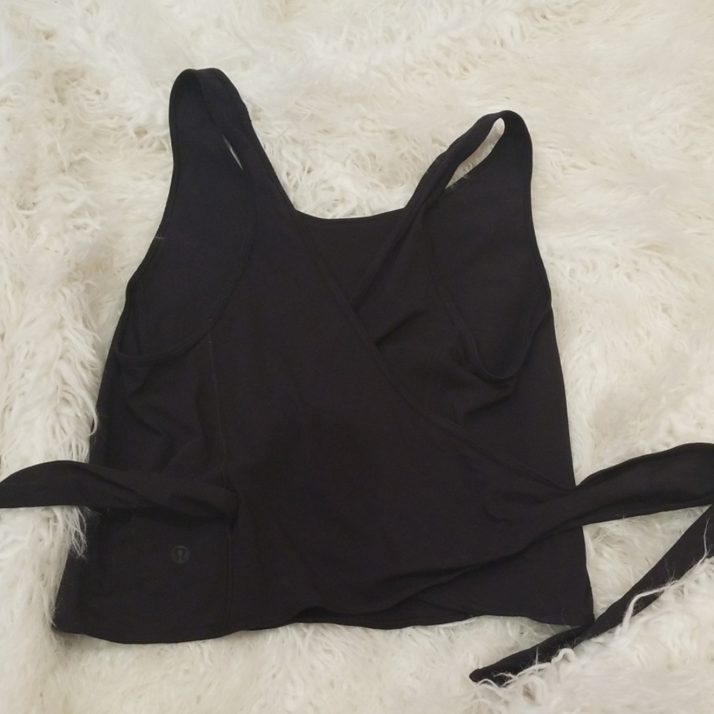Cropped black lululemon tank size 6